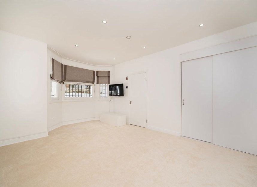Flat Warwick Gardens in Greater London