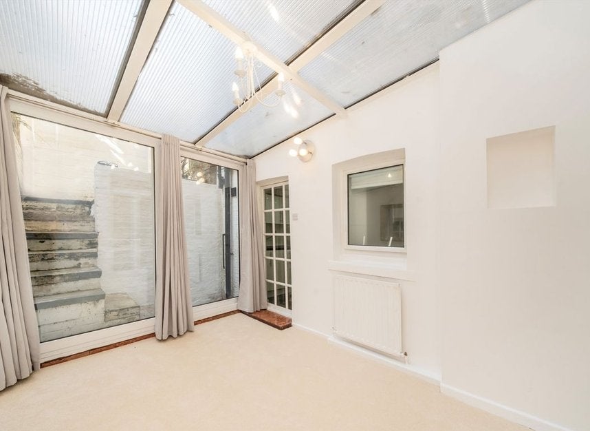 Flat Warwick Gardens in Greater London