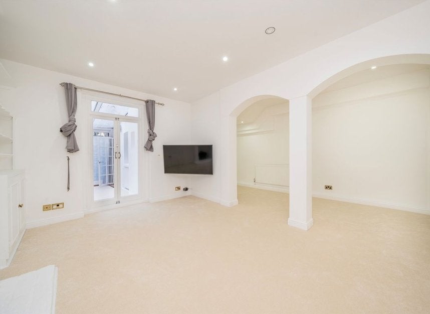 Flat Warwick Gardens in Greater London
