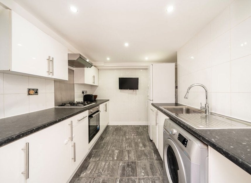 Flat Warwick Gardens in Greater London