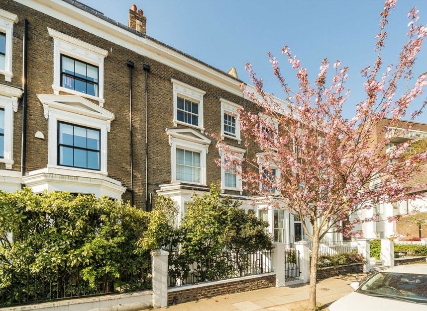Flat Warwick Gardens in Greater London