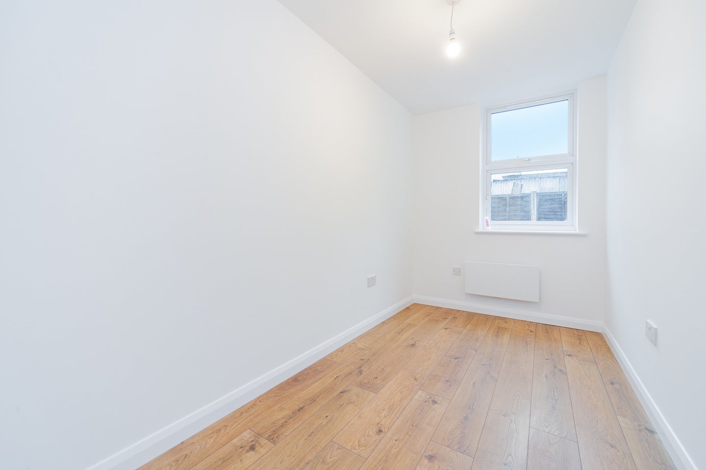 Flat Sandra Court in Greater London