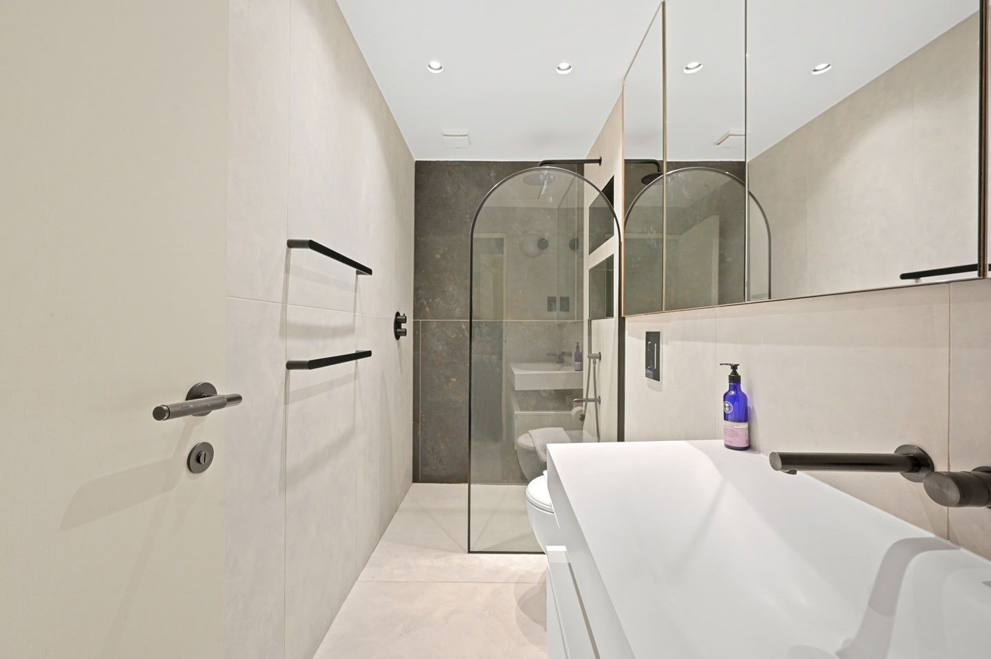 Flat Russell Road in Greater London
