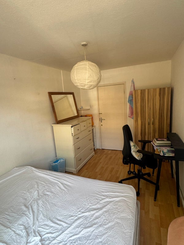 Room Hollybush Gardens in Greater London