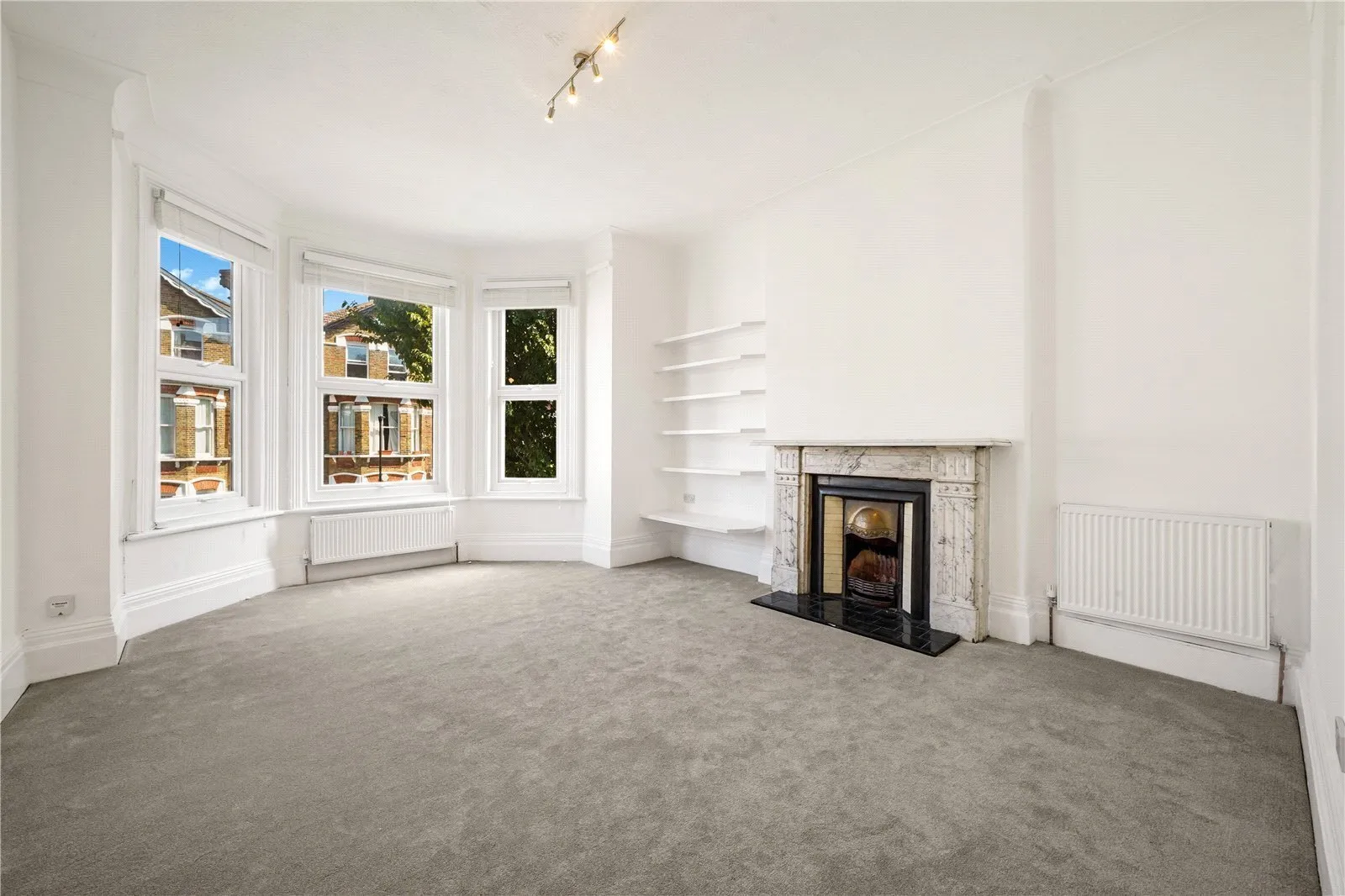 Flat Montrell Road in Greater London