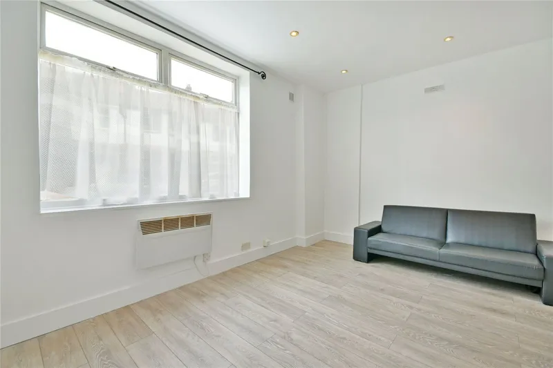 Flat Montrell Road in Greater London