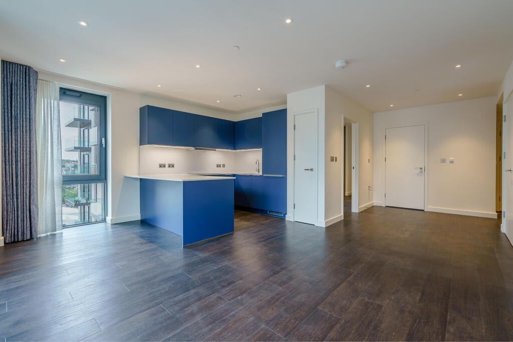 Flat Weaver Walk in Greater London