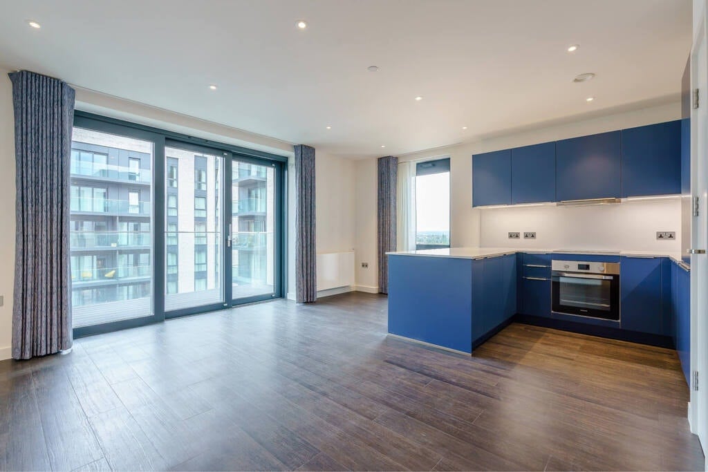 Flat Weaver Walk in Greater London