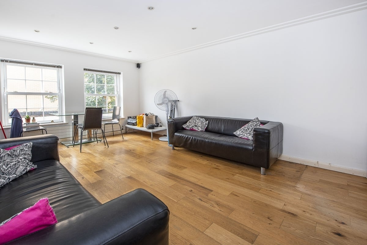 Flat London Road in Greater London