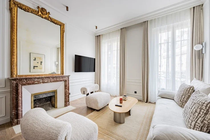 Flat Rue Jean-Jacques Rousseau in Paris