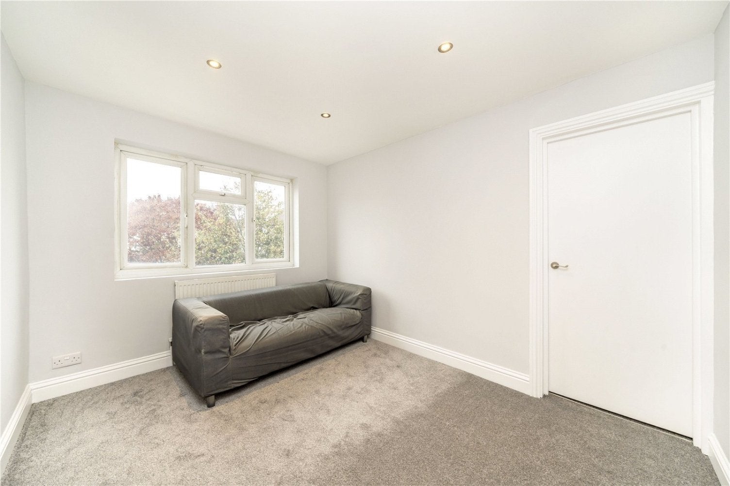 Flat Calvert Road in Greater London