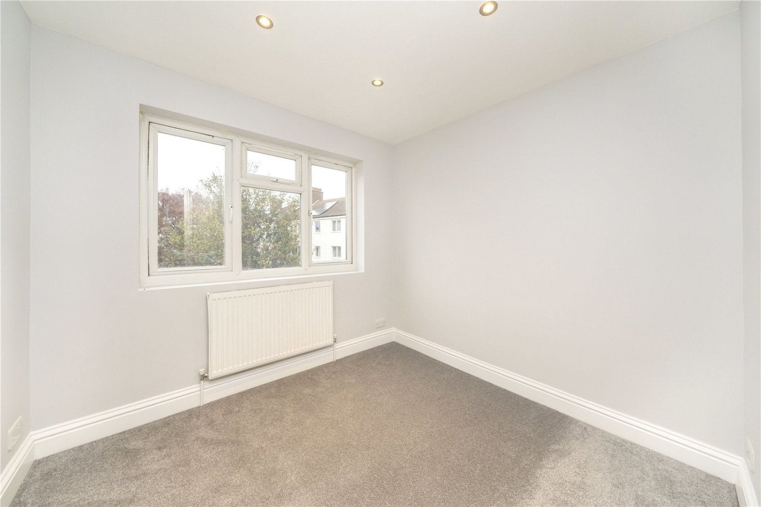 Flat Calvert Road in Greater London