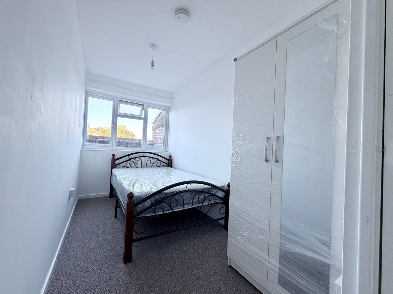 Room Marine Court in Purfleet-on-Thames