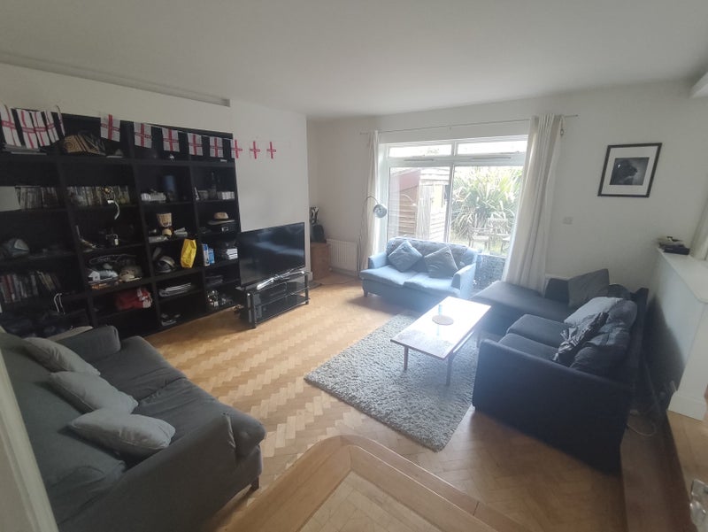 Room Maclaren Mews in Greater London