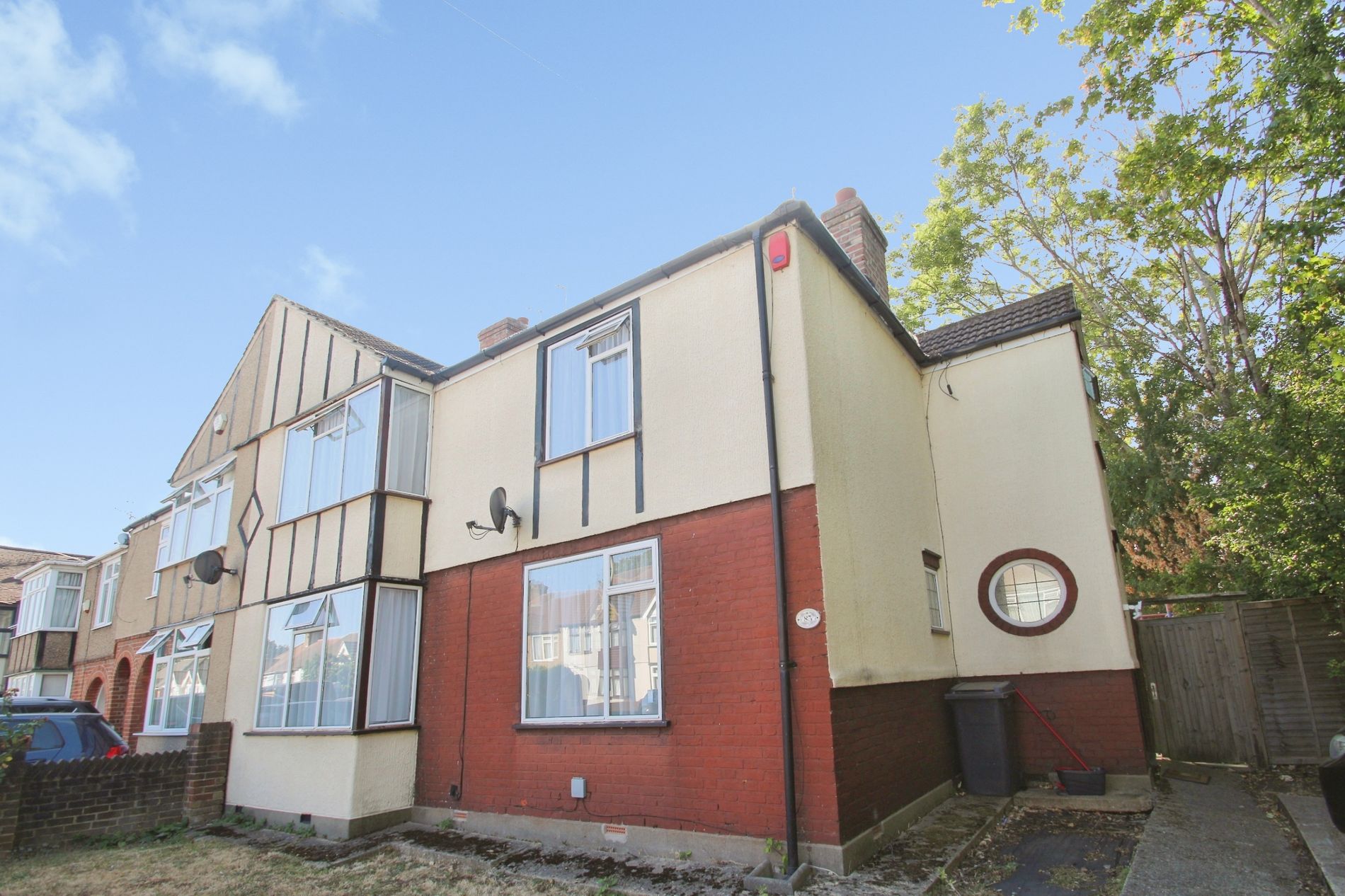 House Parkfield Avenue in Greater London