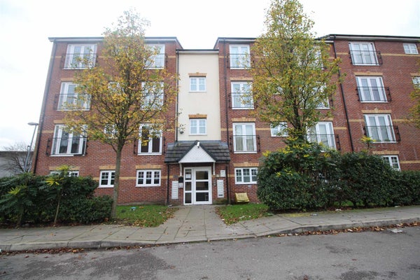 Flat Larch Gardens in Manchester