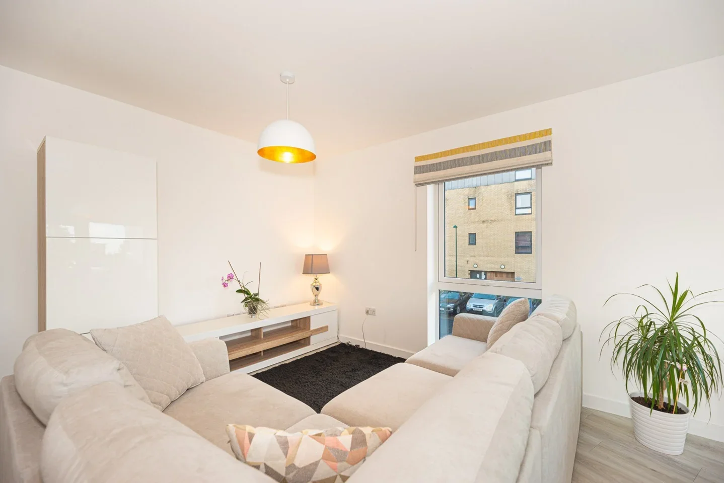 Flat Sweet Briar Avenue in Greater London