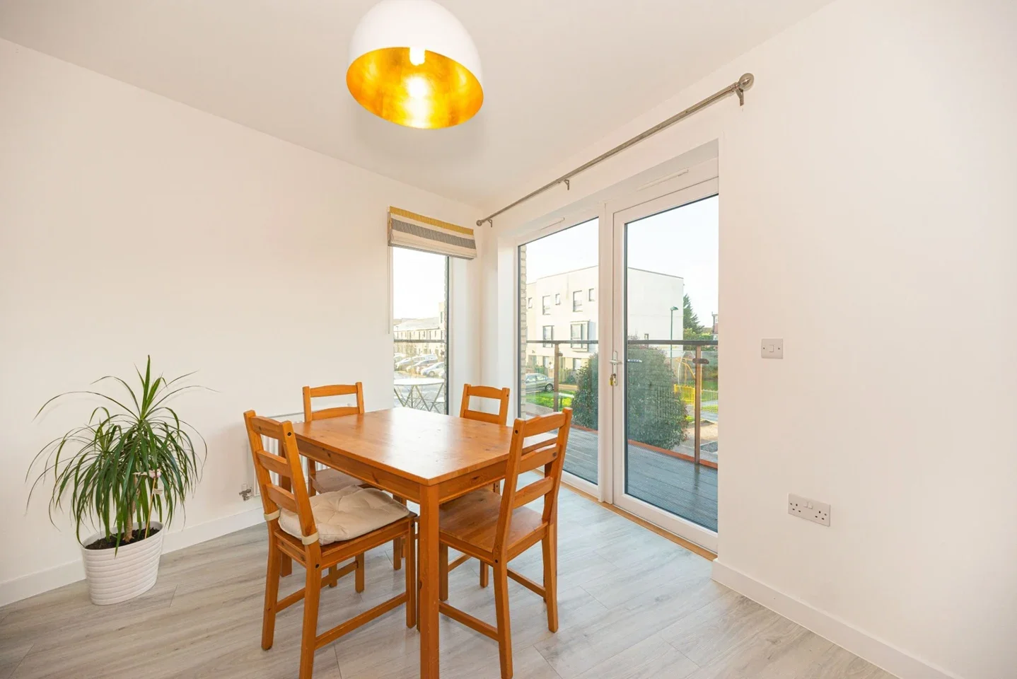Flat Sweet Briar Avenue in Greater London