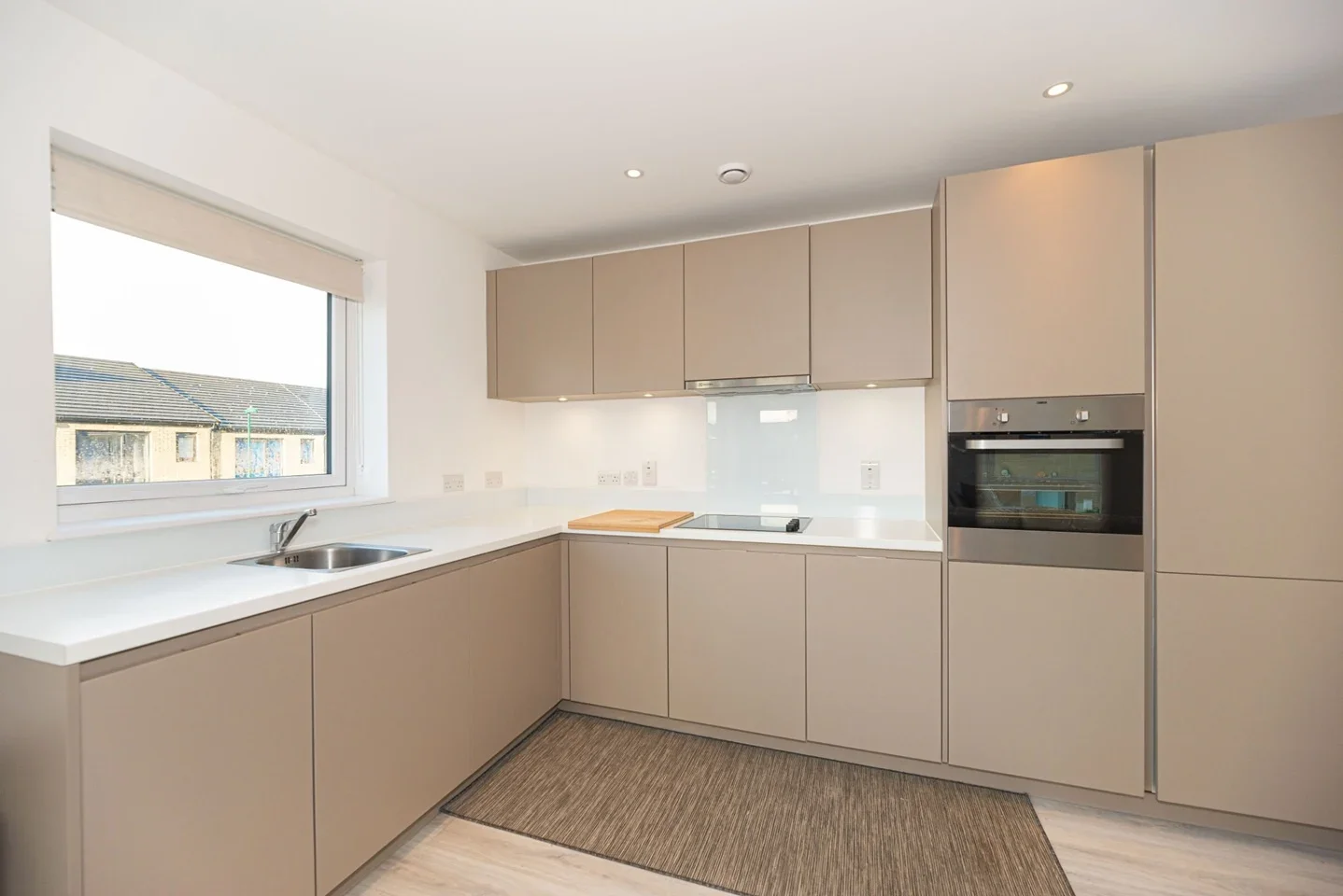 Flat Sweet Briar Avenue in Greater London