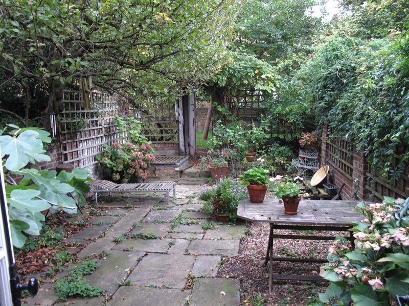 Room Arminger Road in Greater London