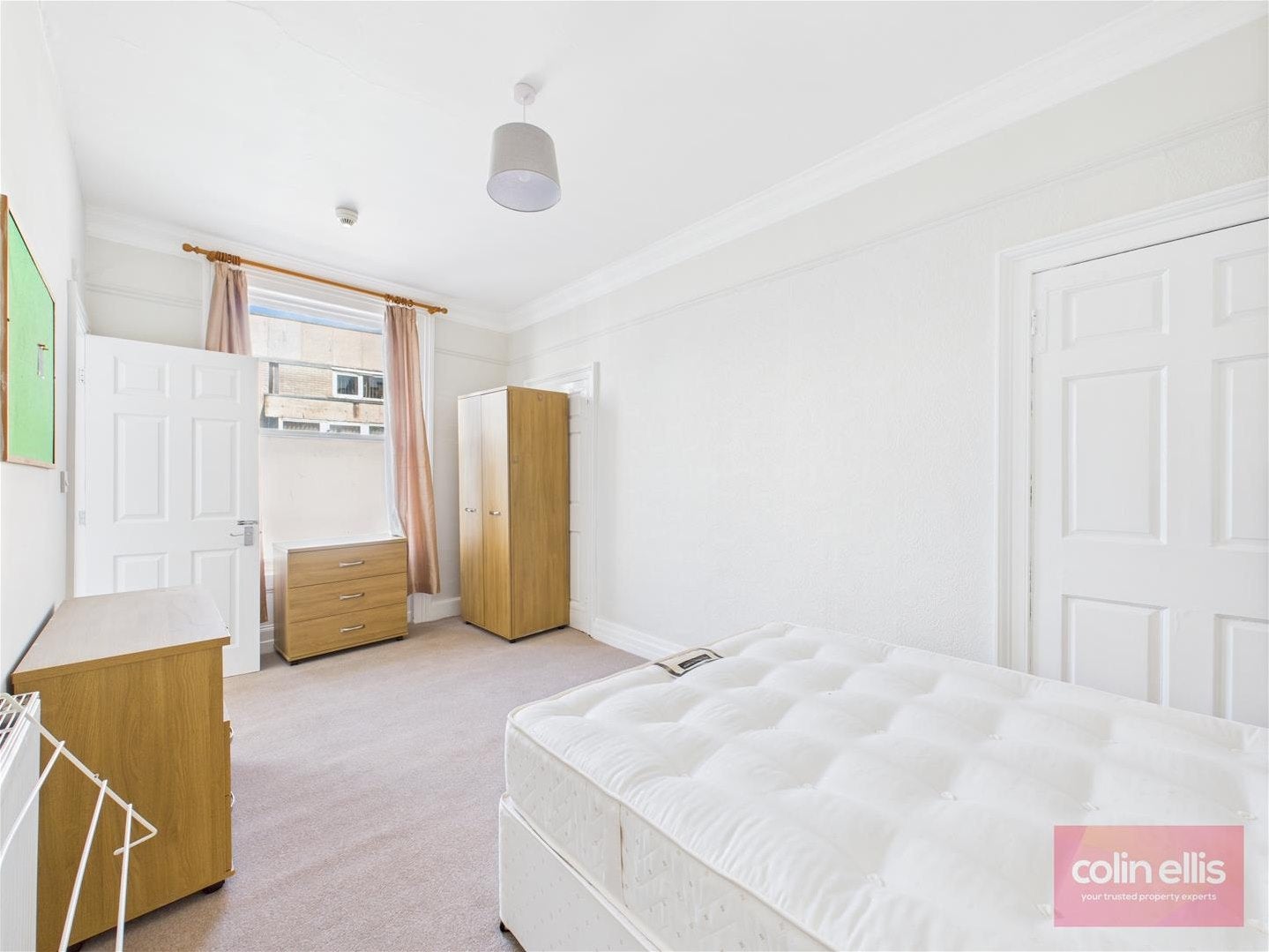 Room Queen Street in Scarborough