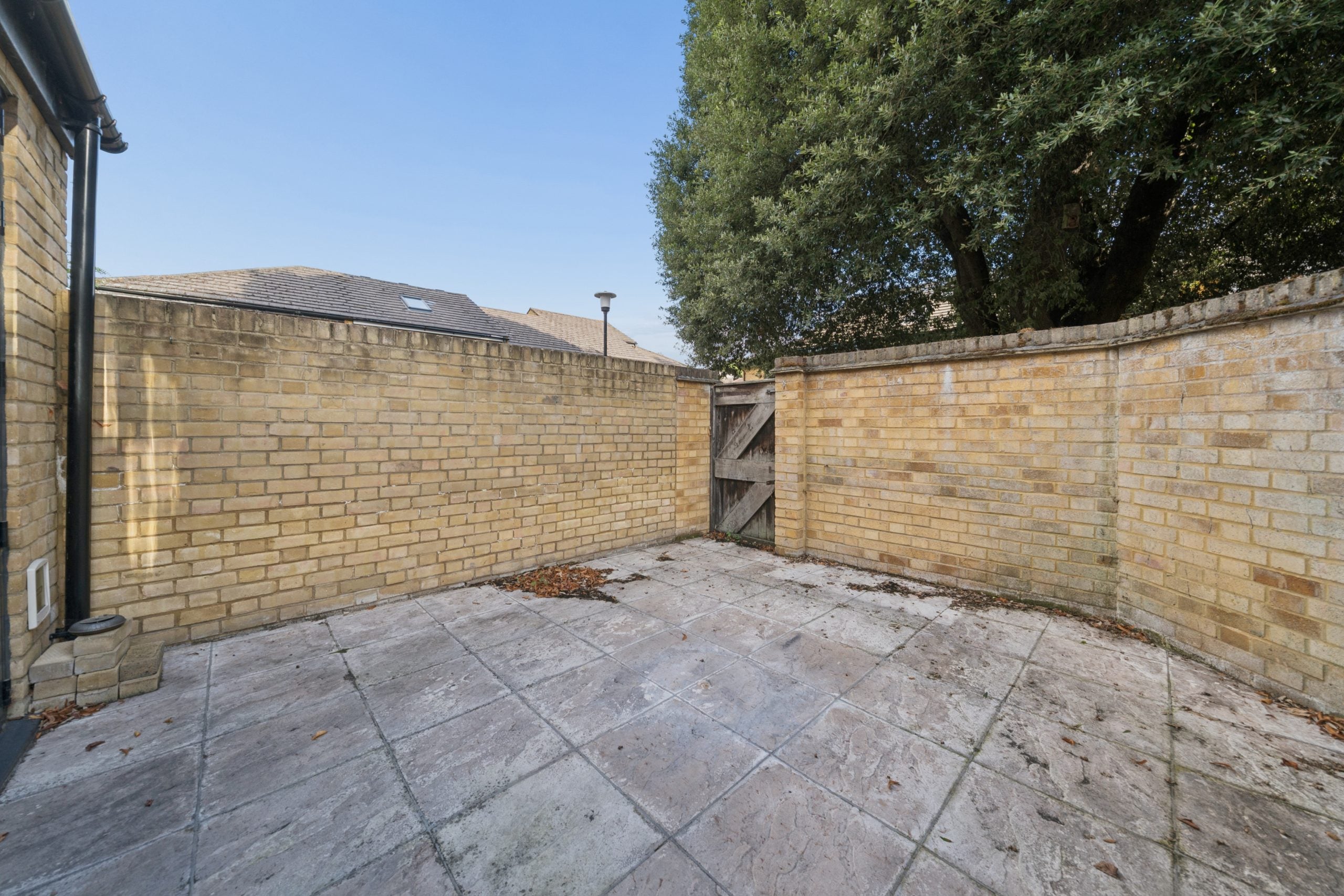 House Holm Oak Close in Greater London