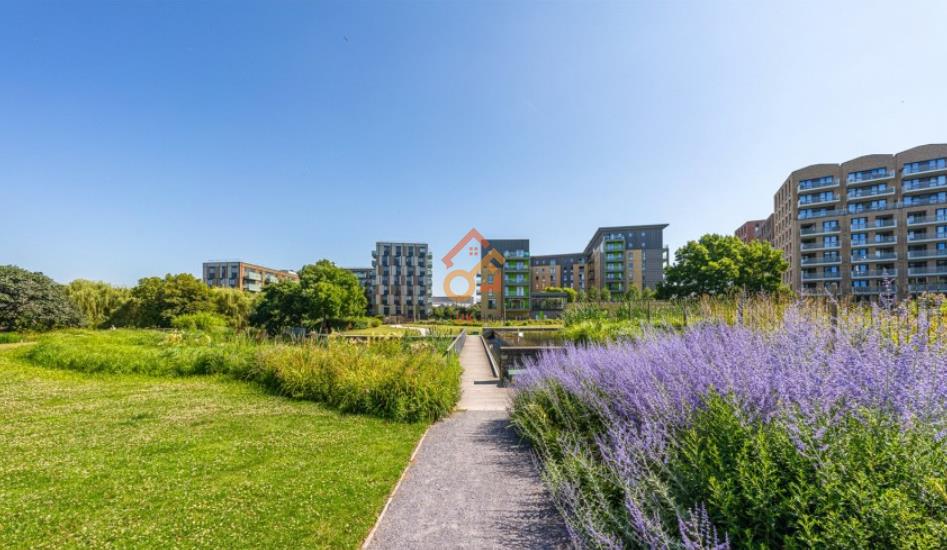 Flat Lakeside Drive in Greater London
