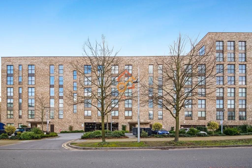 Flat Lakeside Drive in Greater London