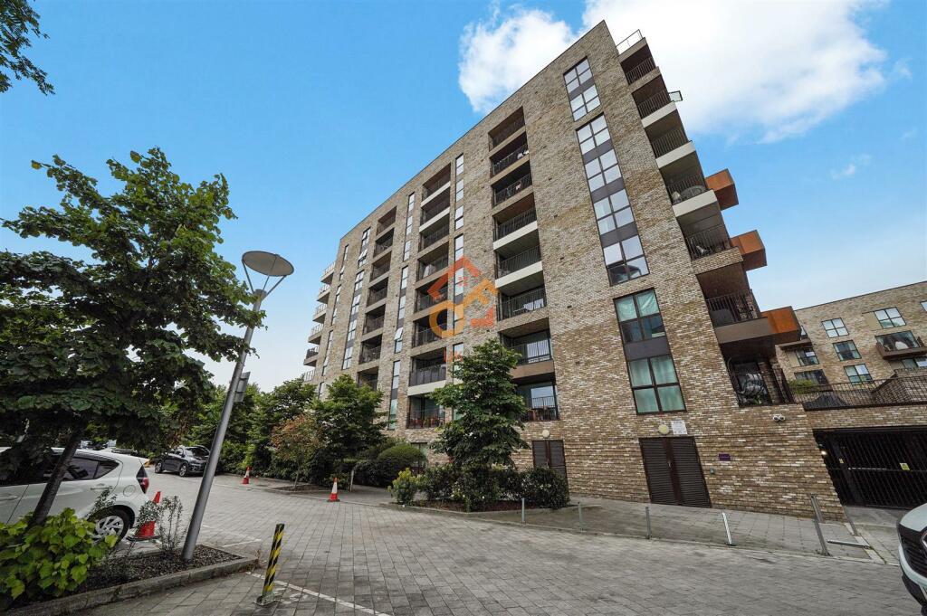Flat Lakeside Drive in Greater London