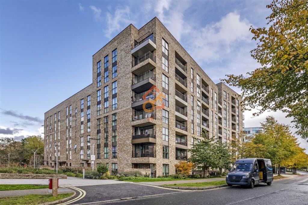 Flat Lakeside Drive in Greater London