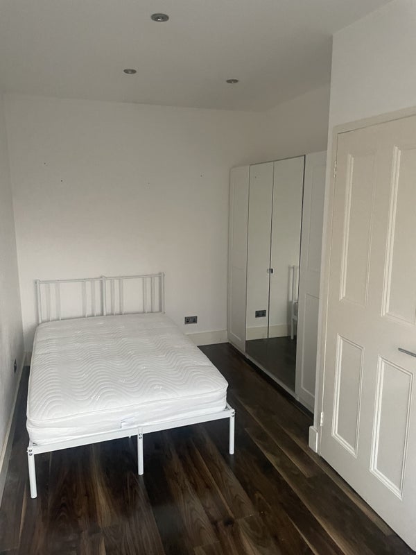 Room Lawrence Close in Greater London