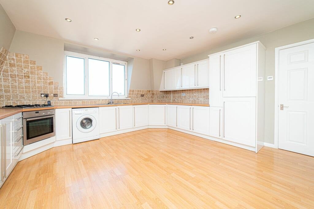 Flat Clifton Road | Clifton Gardens in Folkestone and Hythe District