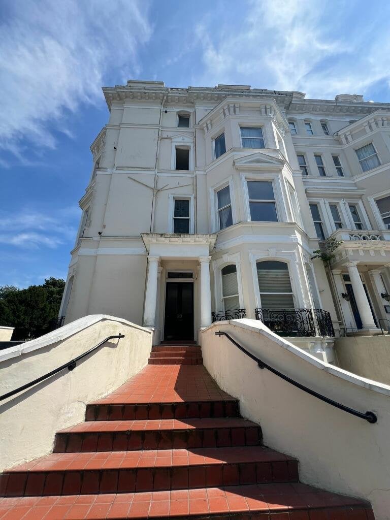 Flat Clifton Road | Clifton Gardens in Folkestone and Hythe District