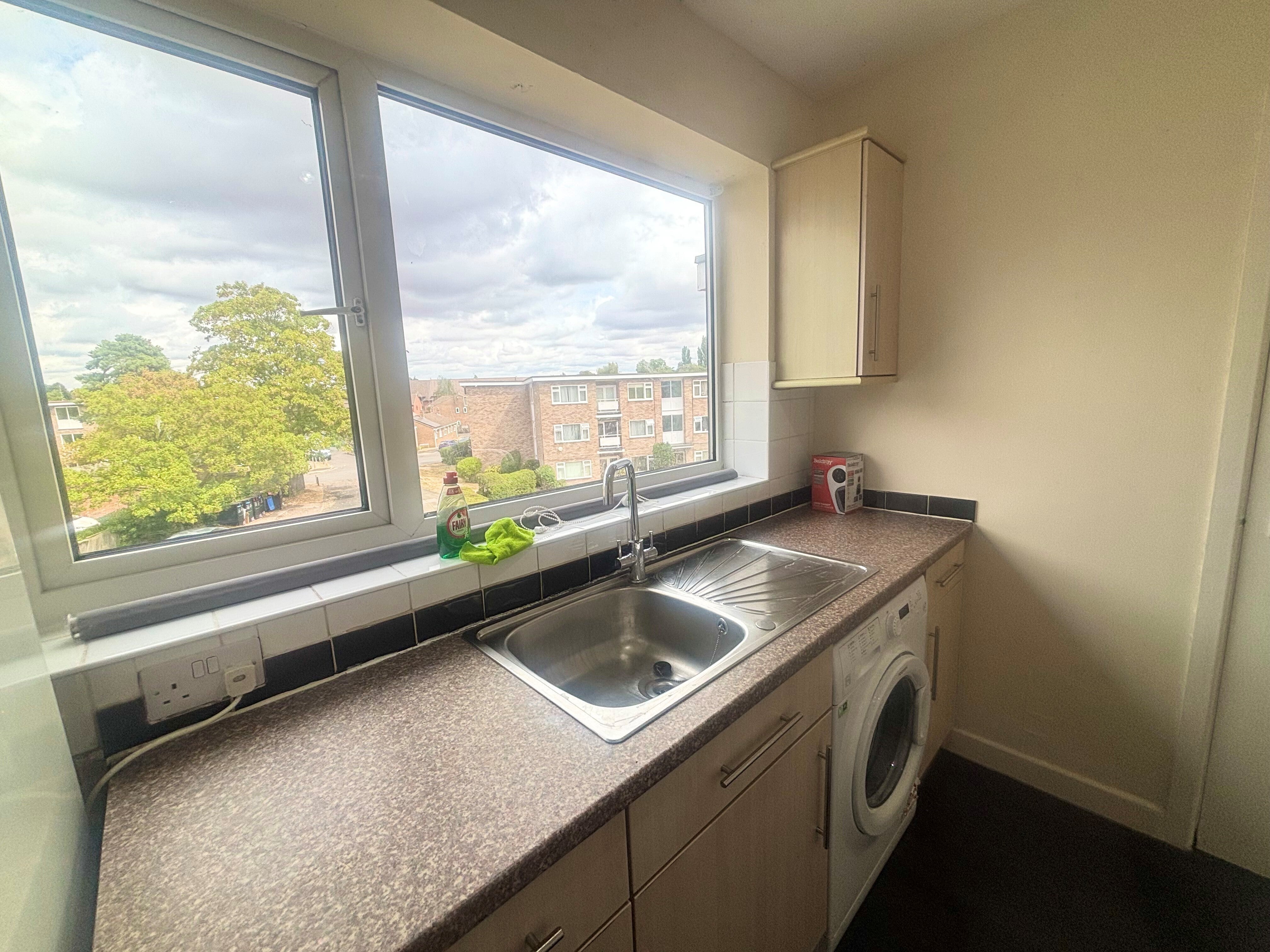 Flat Weston Close in Warwick