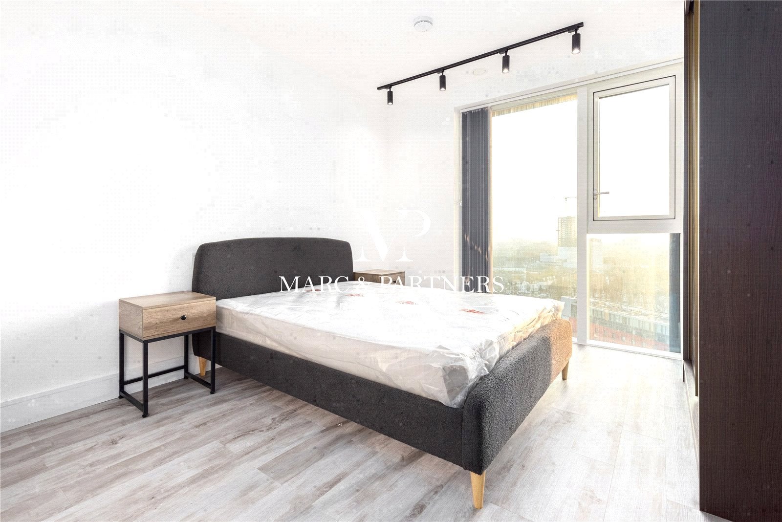 Flat Victoria Road in Greater London