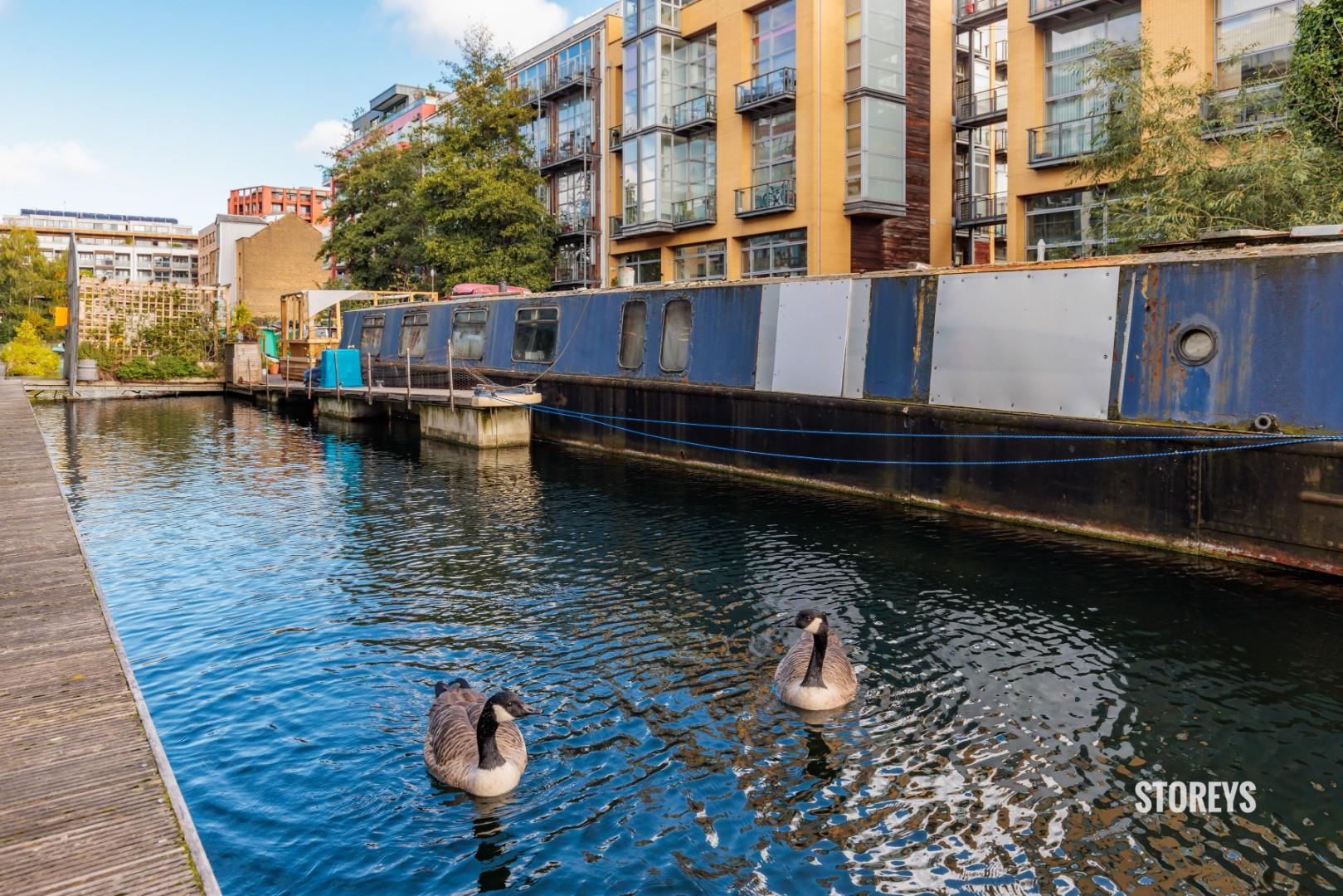 Flat Kingsland Road in Greater London