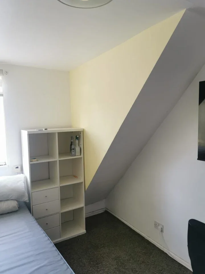Room Kempe Road in Greater London