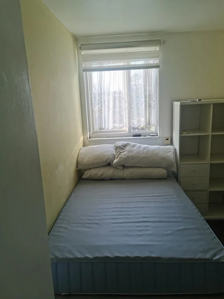 Room Kempe Road in Greater London