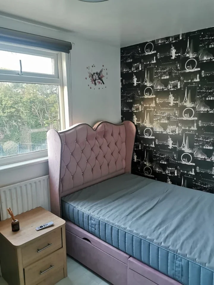 Room Kempe Road in Greater London