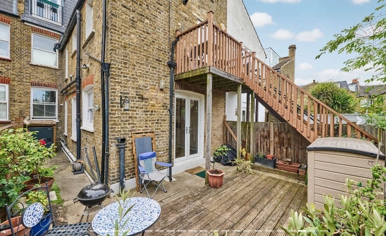 Flat Tranmere Road in Greater London