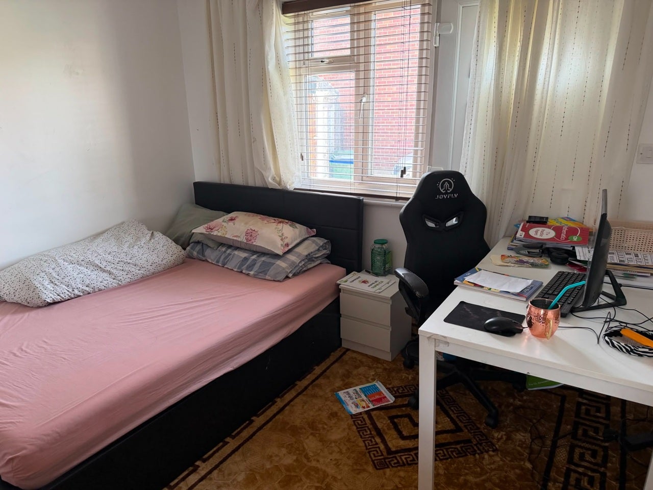 Room Chesworth Close in Greater London
