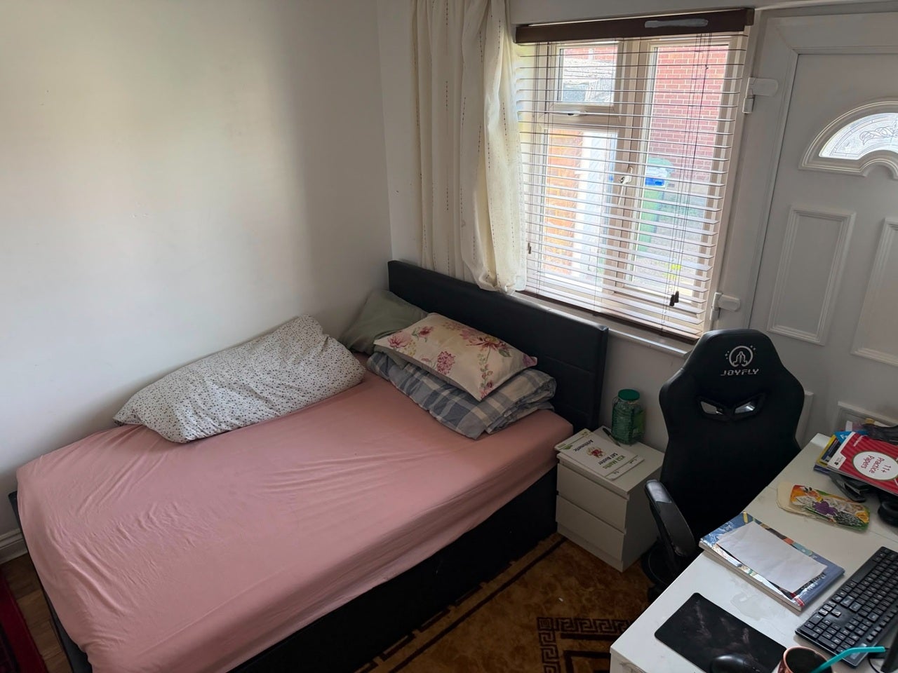 Room Chesworth Close in Greater London