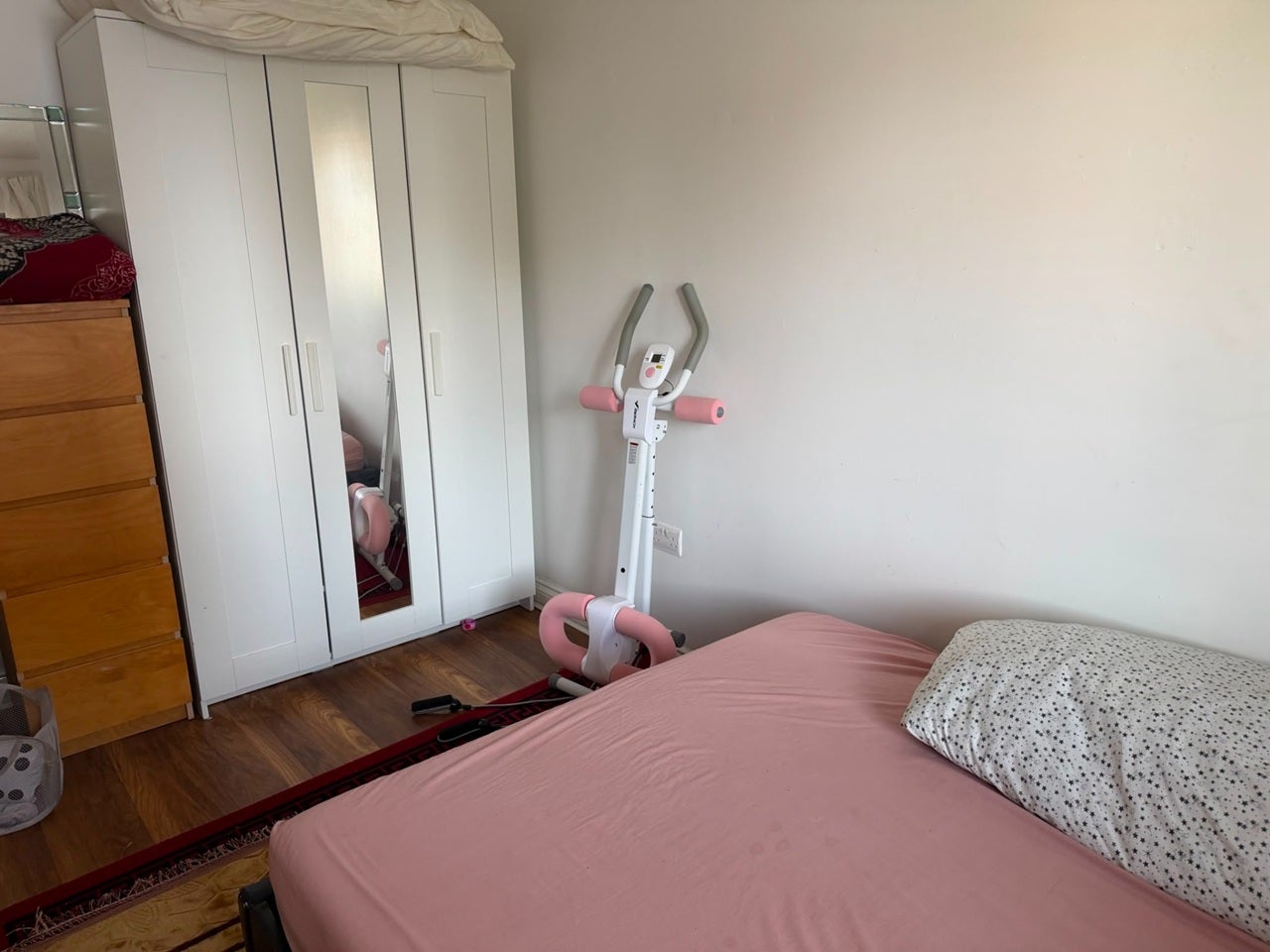 Room Chesworth Close in Greater London