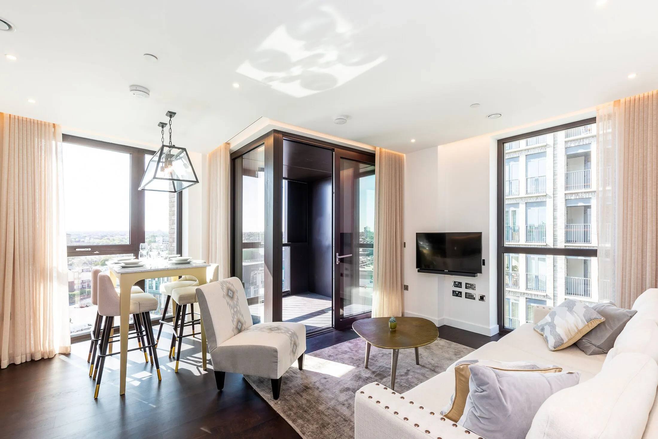 Flat Ponton Road in Greater London