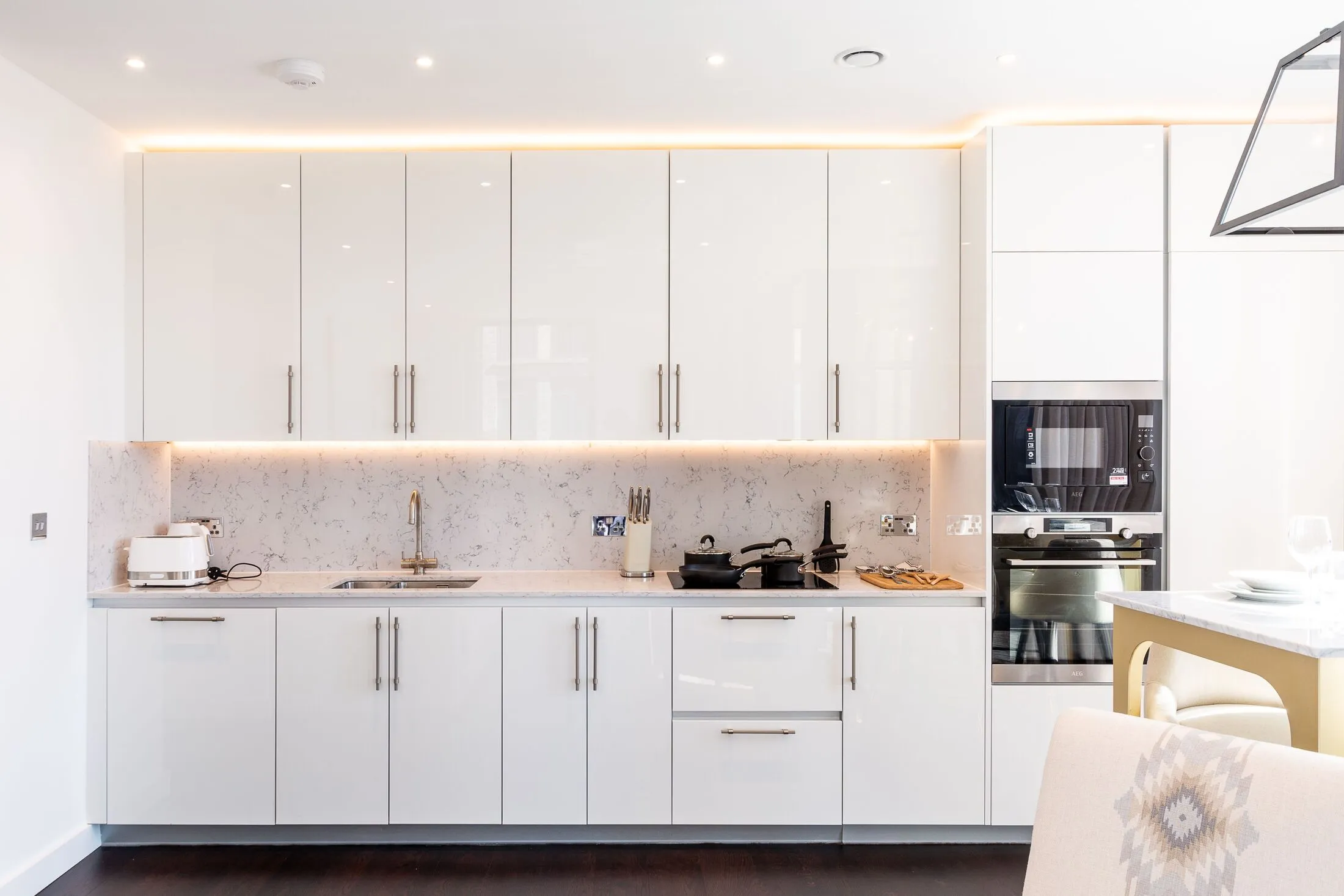 Flat Ponton Road in Greater London