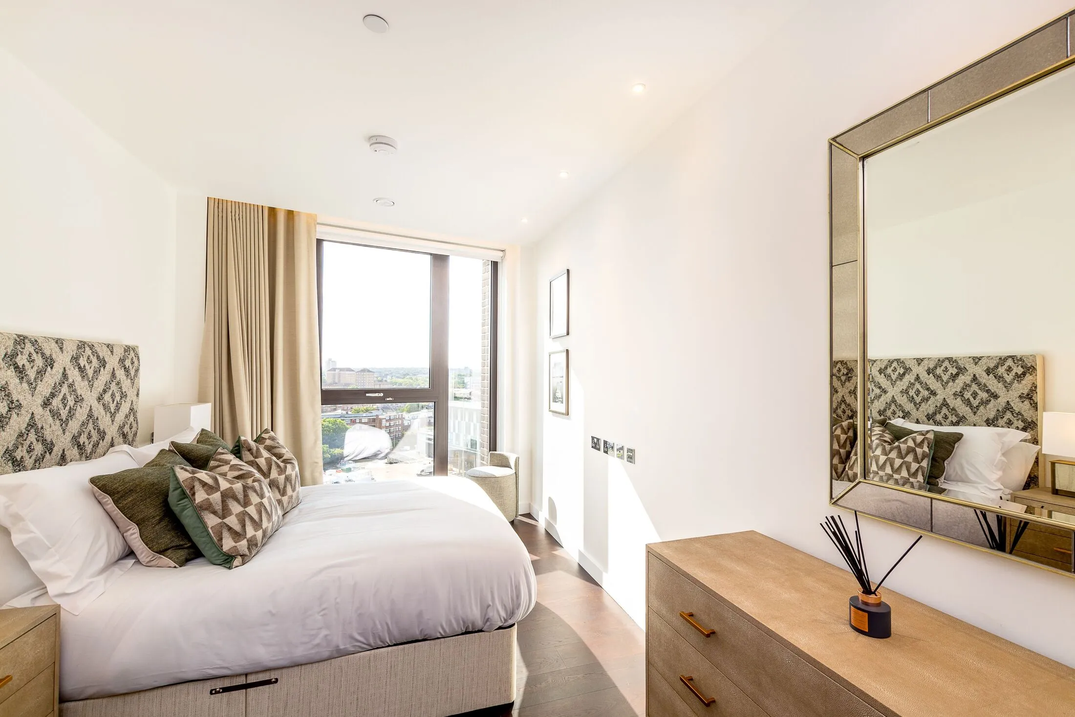 Flat Ponton Road in Greater London
