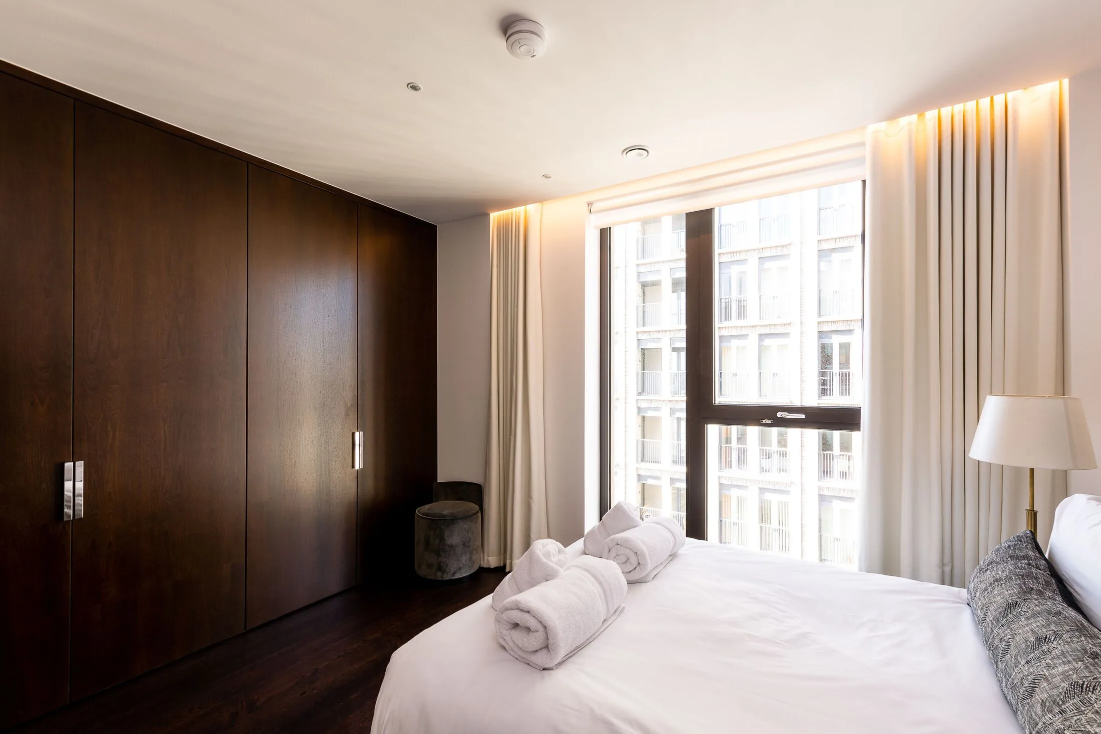 Flat Ponton Road in Greater London