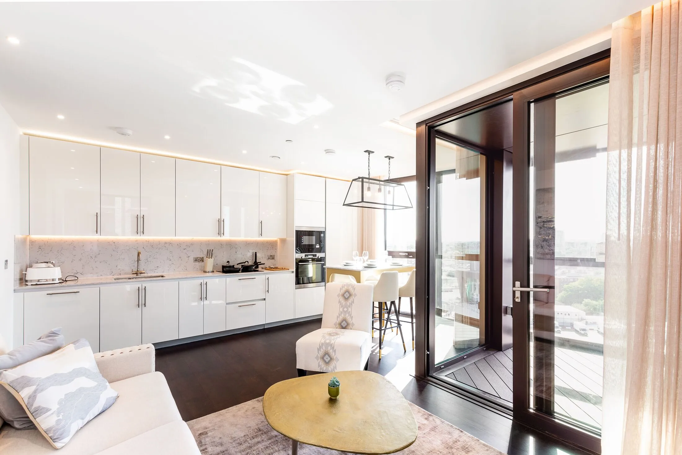 Flat Ponton Road in Greater London