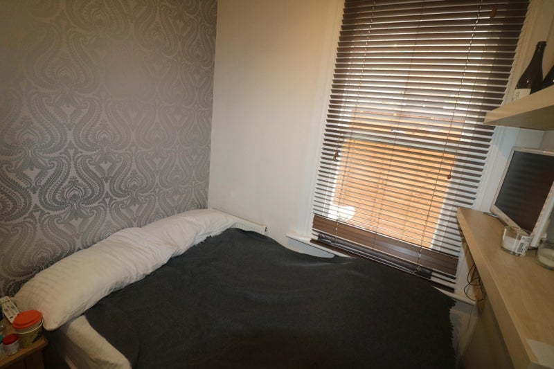 Room Collingbourne Road in Greater London
