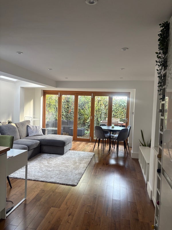 Flat Glycena Road in Greater London